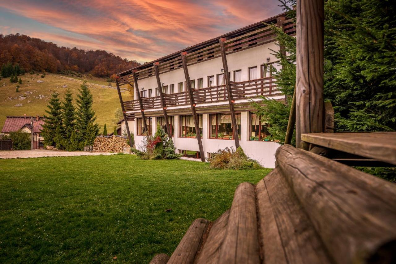 Отель Casa Muntelui Фундата Экстерьер фото